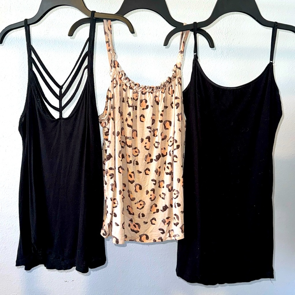 🍀5x$15🍀 Bundle of 3 tops size Medium.